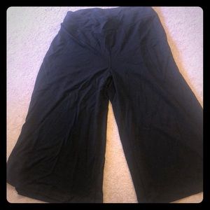 Black flare capris
